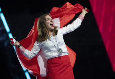 SwissSkills Leadbild Medaillengewinnerin mit Schweizer Flagge