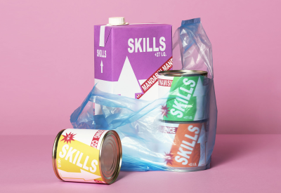 Einkaufstüte mit Dosen und Tetrapack mit der Aufschrift Skills
