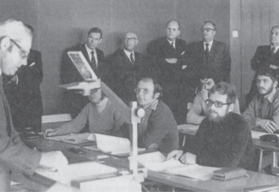 Am 8. Februar 1974 wohnte Bundesrat Ernst Brugger (rechts hinten) dem Unterricht von Konrad Weber bei. Mit dabei war auch SIBP-Direktor Werner Lustenberger (Fünfter von rechts).