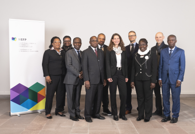 Männer und Frauen im Gruppenfoto der Delegation Minister Elfenbeinküste