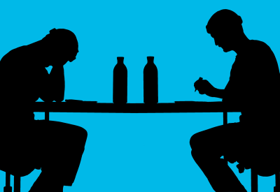 Zwei Personen an einem Tisch