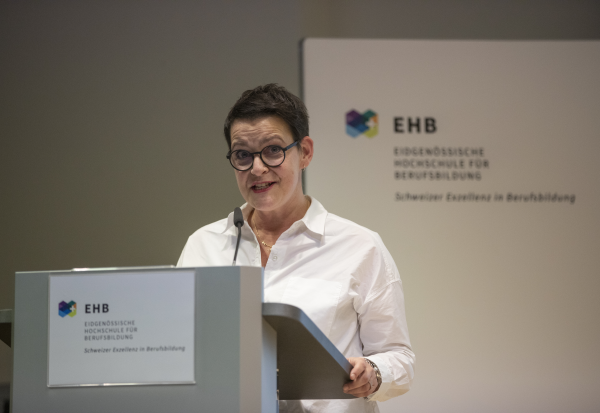Absolventin Esther Dörflinger bei der Präsentation ihres Rückblicks auf die Weiterbildung