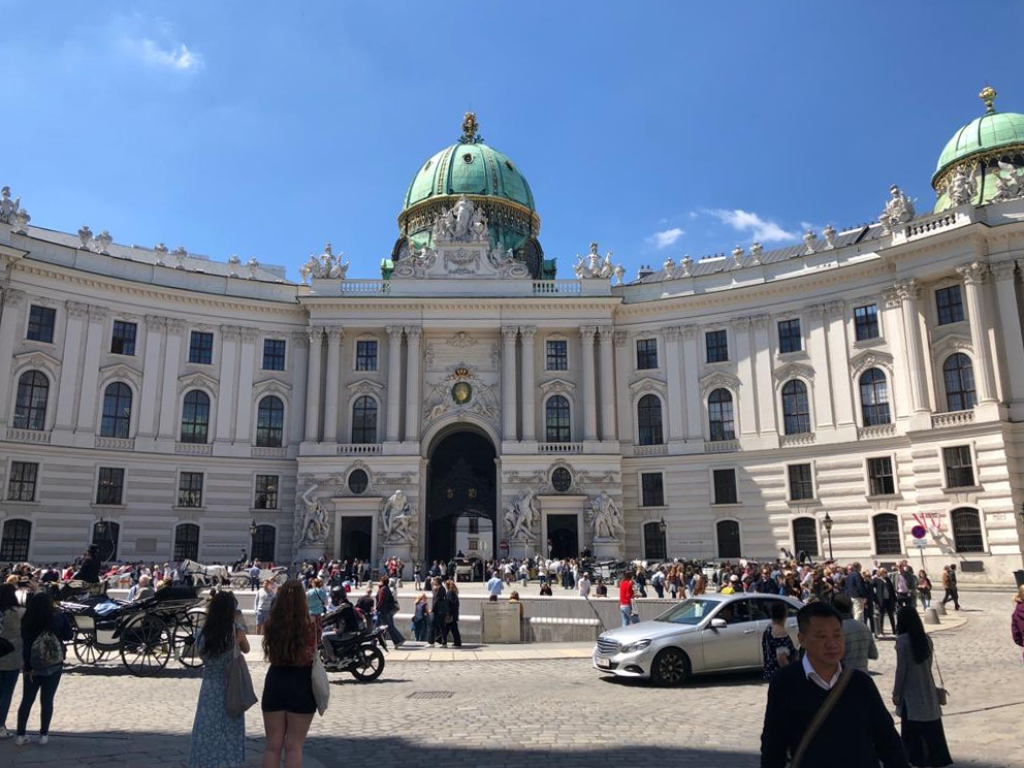 Blick auf Platz und Regierungsgebäude in Wien