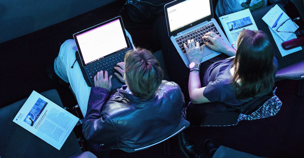 Zwei Personen arbeiten mit dem Laptop