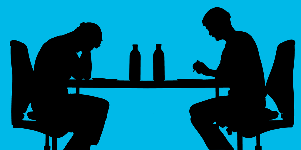 Zwei Personen an einem Tisch